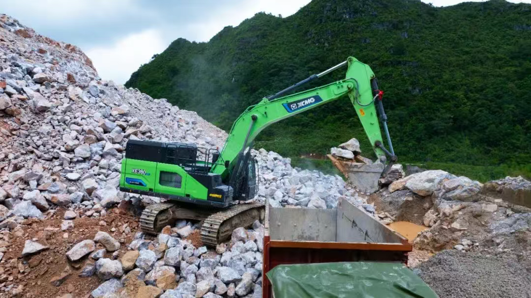 廣西“石料大戶”親測(cè)：徐工XE380EV電挖，年省六七成！