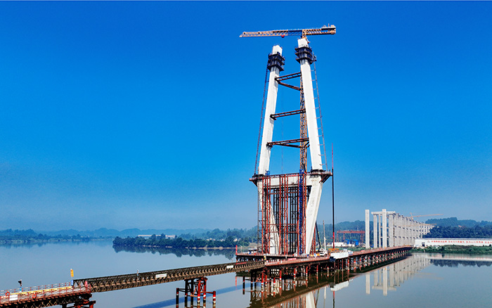 216.6米！徐工塔機助建漢陽湖岷江特大橋主塔封頂