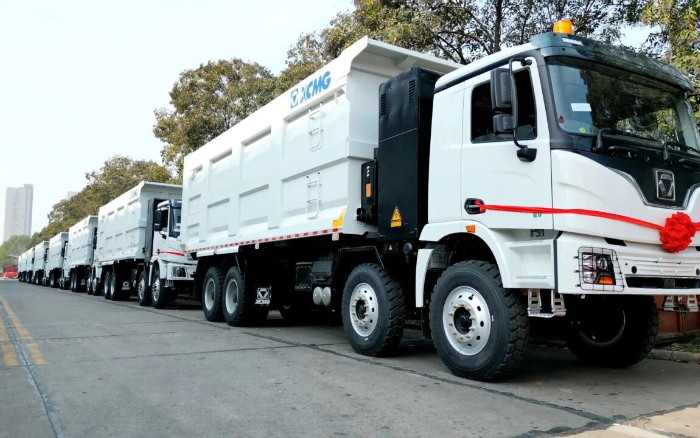 徐工純電動(dòng)自卸車列隊(duì)出海，助力當(dāng)?shù)孛禾窟\(yùn)輸綠色轉(zhuǎn)型